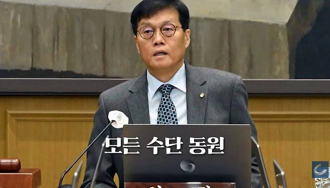 이창용 한국은행 총재는 환율 안정화를 위해 모든 수단을 동원하겠다고 밝혔다./조선일보 유튜브 '오지랖'