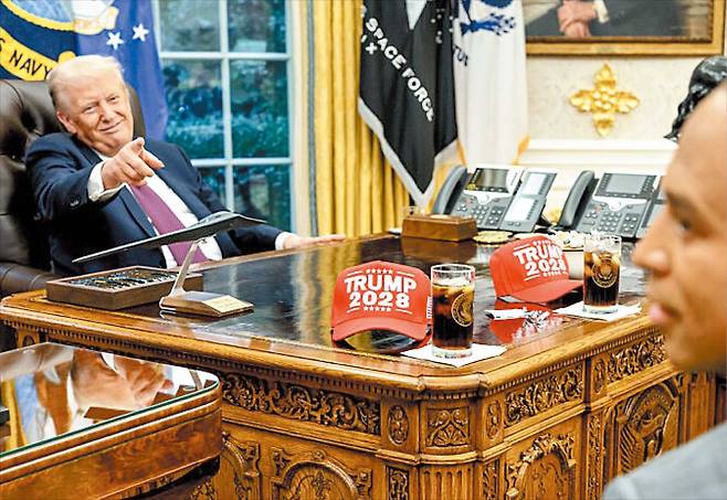 도널드 트럼프 미국 대통령이 지난 9월 30일 미국 워싱턴 DC 백악관 집무실에서 민주당 지도부와 회동하며 책상에 2028년 3선 도전을 암시하는 '트럼프 모자'를 꺼내놓고 있다. /트루스소셜