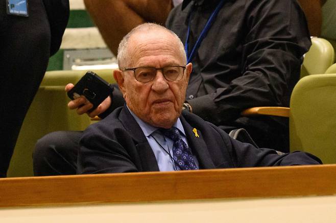 앨런 더쇼비츠 미국 하버드 로스쿨 명예교수가 지난 9월 26일 뉴욕에서 열린 제80차 유엔 총회에 참석해 있다. /AFP 연합뉴스