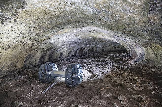 국내 연구진이 복잡한 기계장치 없이 종이접기 원리로 크기가 늘어나는 바퀴를 개발했다./카이스트