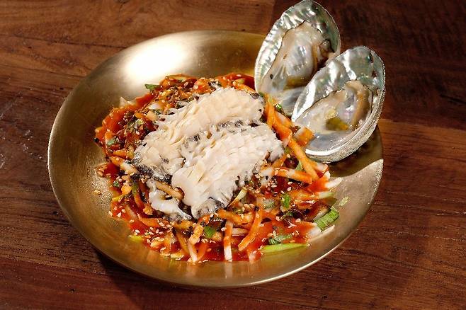 깔끔하고 정갈한 한 상 차림으로 미역국을 즐길 수 있는 미반 미역국 정찬. 사진 네이버지도 미반 미역국 정찬 업체 등록 사진