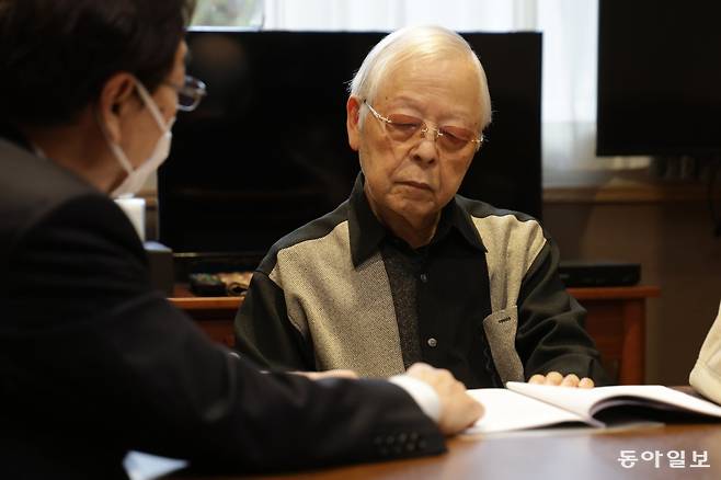 미와 씨(오른쪽)가 요양원 접견실 책상 앞에 앉아 자신의 후견인인 다카하시 히로시 법무사로부터 임의후견 계약 내용에 대한 설명을 듣고 있다.