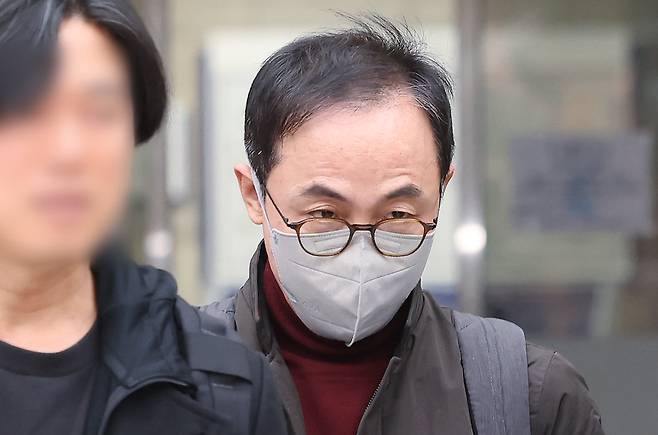 ‘대통령 관저 용산 이전 특혜’ 의혹 관련 이전 공사 업무를 총괄했던 김오진 전 국토교통부 1차관이 16일 서울 서초구 중앙지법에서 열린 구속 전 피의자 심문(영장실질심사)를 마친 뒤 호송차로 이동하고 있다. 2025.12.16.뉴스1