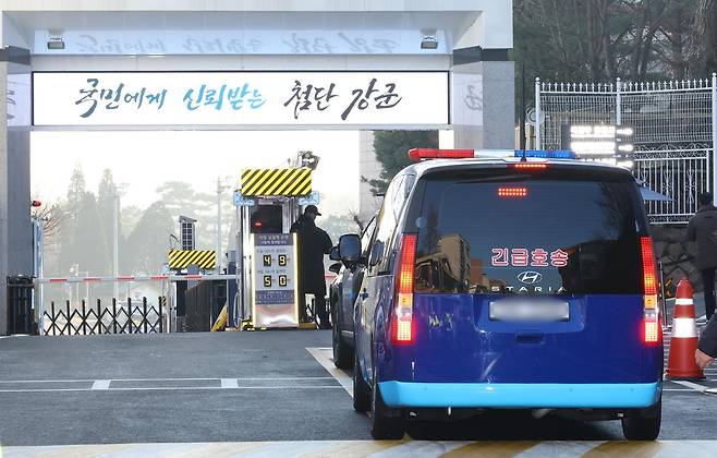 윤석열 전 대통령이 탑승한 호송 차량이 18일 오전 서울 용산구 중앙지역군사법원에서 열린 곽종근 전 특수전사령관, 여인형 전 방첩사령관, 이진우 전 수도방위사령관, 문상호 전 정보사령관의 내란 중요임무종사 혐의 등 사건 재판에 증인 출석하기 위해 법원으로 들어서고 있다. 뉴시스