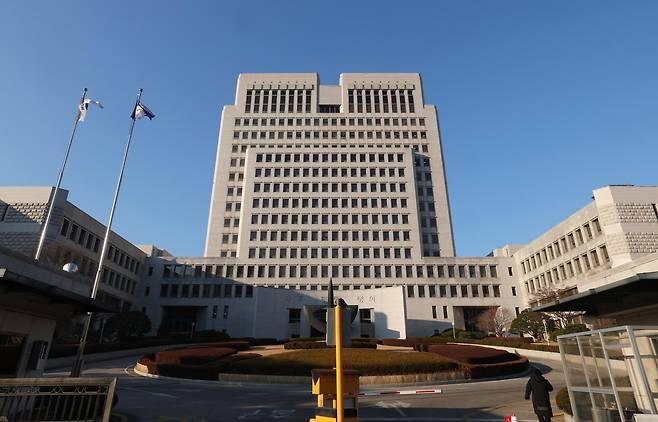대법원은 18일 형법상 내란·외환의 죄, 군형법상 반란의 죄에 대한 사건의 국가적 중요성, 신속 처리 필요성을 감안해 대상 사건만을 전담해 집중 심리하는 전담재판부를 설치하기로 했다. 사진은 이날 서울 서초구 대법원의 모습. 2025.12.18/뉴스1