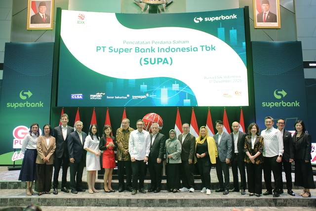 카카오뱅크와 슈퍼뱅크 임직원들이 지난 17일 인도네시아 자카르타의 인도네시아 증권거래소(IDX)에서 열린 ‘슈퍼뱅크 상장 기념식’에서 기념 촬영을 하고 있다. [카카오뱅크 제공]