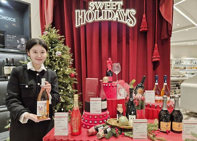 롯데백화점 부산본점은 본격적인 연말 시즌을 맞아 오는 25일까지 롯데와인위크를 열고, 홈파티와 연말 모임을 위한 다양한 와인을 선보인다고 18일 밝혔다. 롯데쇼핑 제공