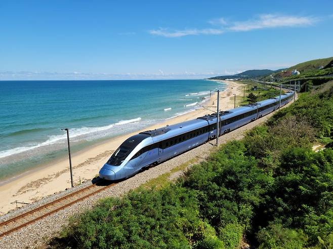 'KTX-이음' 열차가 동해로를 질주하고 있는 사진. 코레일·이은규 작가 제공