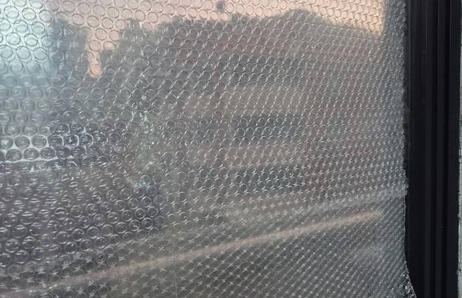 단열 에어캡 '뽁뽁이'로 에너지 절약 실천.