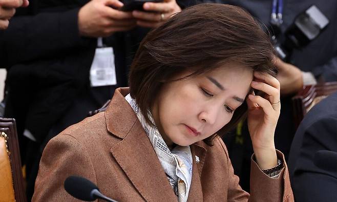 나경원 국민의힘 의원이 지난 10일 국회에서 열린 법제사법위원회 전체회의에서 머리를 쓸어넘기고 있다. 연합뉴스