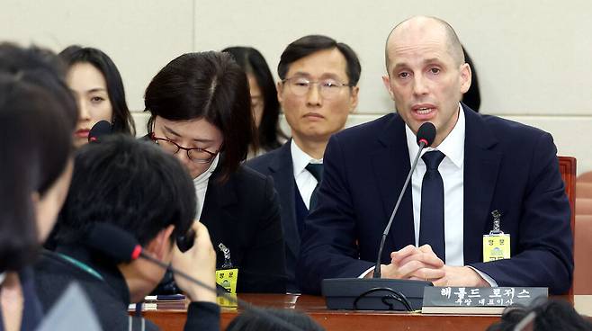 17일 서울 여의도 국회 과학기술정보방송통신위원회에서 열린 ‘쿠팡 청문회’에서 해롤드 로저스 쿠팡 임시 대표가 답변하고 있다. 김경호 선임기자 jijae@hani.co.kr