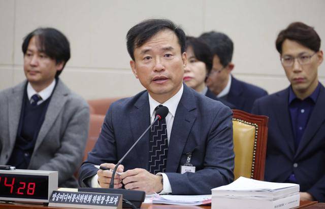 김종철 방송미디어통신위원회 위원장 후보자가 16일 국회 과학기술정보방송통신위원회에서 열린 인사청문회에서 의원의 질의에 답변하고 있다. 뉴시스