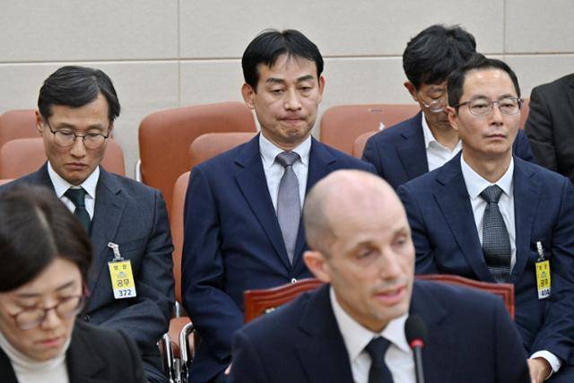 조용우(뒷줄 왼쪽부터) 쿠팡 국회·정부 담당 부사장과 민병기 쿠팡 대외협력 총괄 부사장, 김명규 쿠팡이츠서비스 대표이사가 17일 국회 과학기술정보방송통신위원회에서 열린 쿠팡 침해사고 관련 청문회에 출석해 해럴드 로저스(앞줄 오른쪽) 쿠팡 대표이사가 의원 질의에 답하는 모습을 지켜보고 있다. 민경석 기자