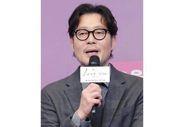 배우 유재명이 18일 서울 구로구 더 링크 호텔 서울에서 열린 JTBC 새 금요시리즈 '러브 미' 제작발표회에 참석해 인사말을 하고 있다. 뉴스1