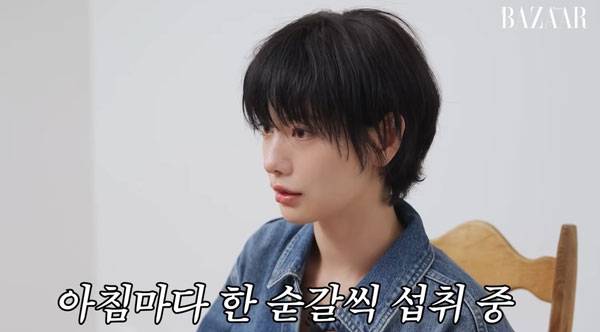 배우 나나(34)가 ‘기버터’를 챙겨먹고 있다고 밝혔다./사진= 유튜브 채널 ‘Harper's BAZAAR Korea’ 캡처