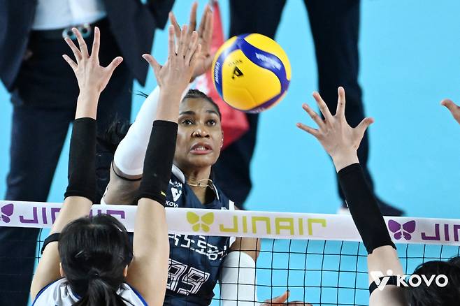 도로공사 모마가 현대건설을 상대로 공격하고 있다. 사진=KOVO