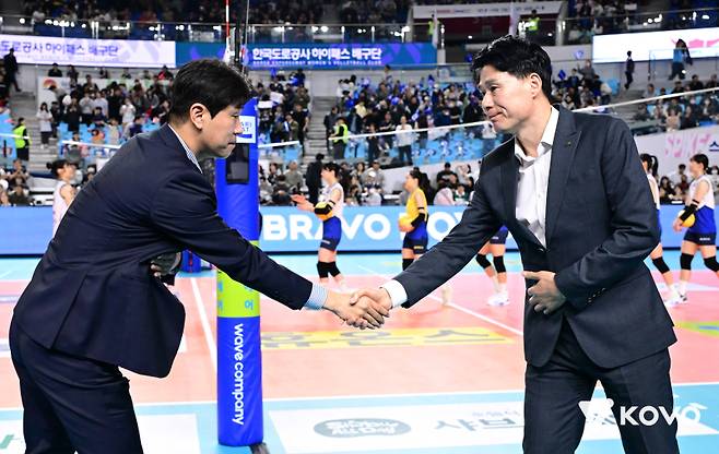 김종민(왼쪽) 감독과 강성형 감독. 사진=KOVO