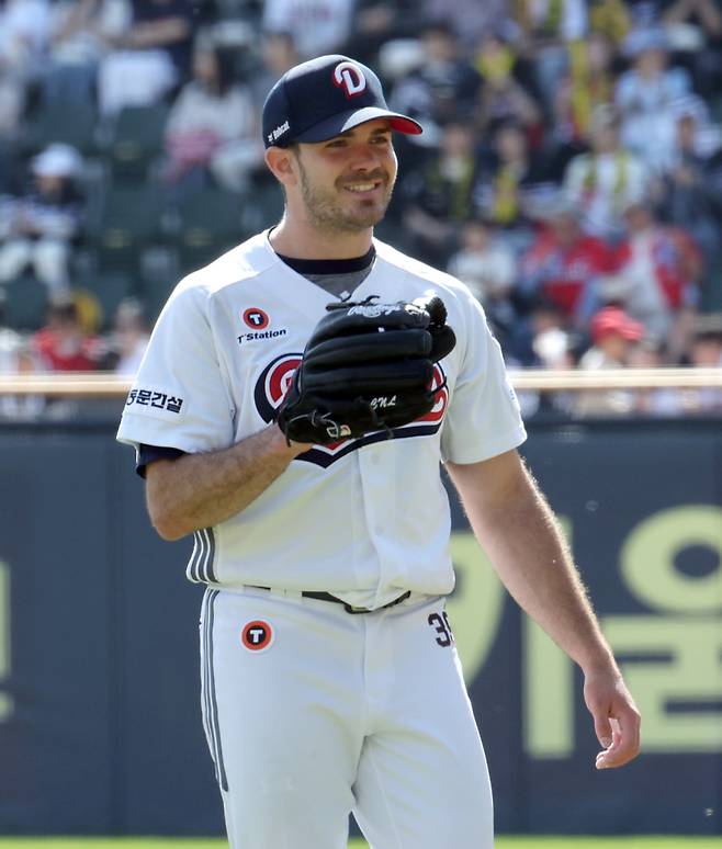 20일 오후 잠실야구장에서 열린 2025 프로야구 KIA와 두산 경기. 두산 선발 잭로그가 5회 KIA 최원준을 유격수 플라이로 아웃시키고 미소 짓고 있다. 잠실=정시종 기자 capa@edaily.co.kr /2025.04.20.