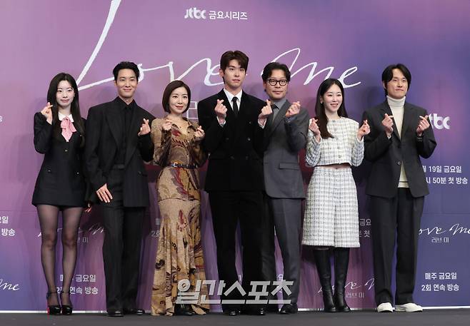 배우 다현, 장률, 윤세아, 이시우, 유재명, 서현진, 조영민 감독이 18일 오후 서울 구로구 더링크호텔에서 열린 JTBC 새 금요시리즈 '러브 미' 제작발표회에 참석해 포토타임을 갖고 있다. '러브 미'는 내 인생만 애틋했던, 조금은 이기적이라 어쩌면 더 평범한 가족이 각자의 사랑을 시작하며 성장하는 이야기를 그린 드라마. 오는 19일 저녁 8시 50분 첫 방송. 서병수 기자 qudtn@edaily.co.kr /2025.12.18/