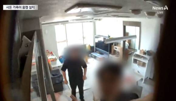 류중일 전 대한민국 야구 국가대표팀 감독 아들 류모 씨 신혼집에 남성 2명이 카메라를 설치하고 있는 모습. [사진=채널A 보도화면 캡처]