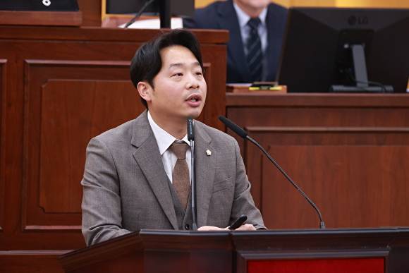 더불어민주당 이두원 충주시의원이 18일 자유발언을 하고 있다. [사진=충주시의회]