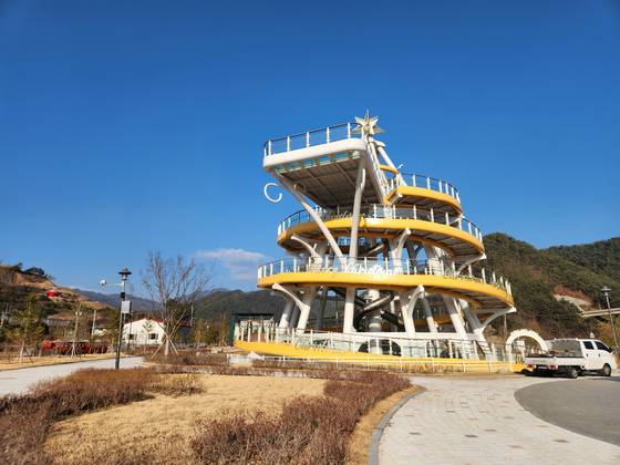 지난 17일 경북 봉화군 소천면 분천리 분천산타마을에 올해 처음 선보이는 겨울왕국 모습. 높게 솟은 트리전망대가 눈에 띈다. 김정석 기자