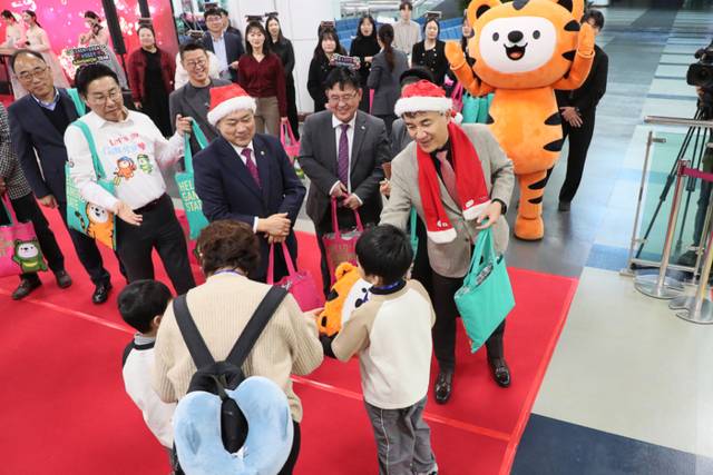 ▲ 김진태 강원도지사가 양양~필리핀 전세기 첫 항공편이 도착한 18일 양양국제공항에서 필리핀 관광객들을 맞이하고 있다. 강원도 제공