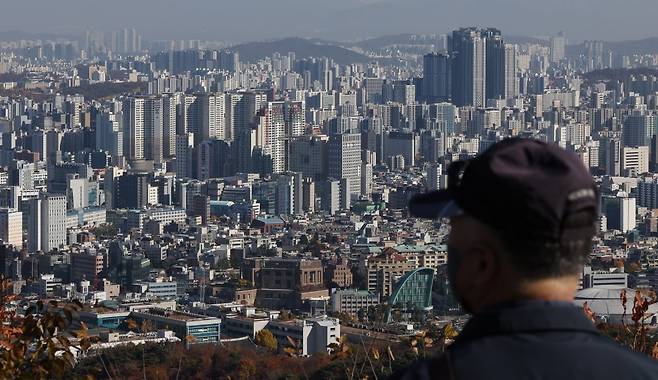 지난달 서울 중구 남산에서 바라본 도심에 아파트 단지가 보인다. /뉴스1