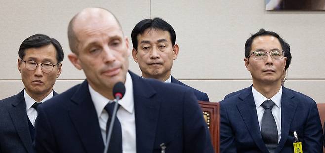 해롤드 로저스 쿠팡 임시 대표를 비롯한 증인들이 17일 서울 여의도 국회 과학기술정보방송통신위원회에서 열린 쿠팡 개인정보 유출 사고 관련 청문회에서 의원 질의를 듣고 있다. 왼쪽부터 조용우 쿠팡 국회·정부 담당 부사장, 로저스 대표, 민병기 쿠팡 대외협력 총괄 부사장, 김명규 쿠팡이츠서비스 대표. 사진=뉴스1