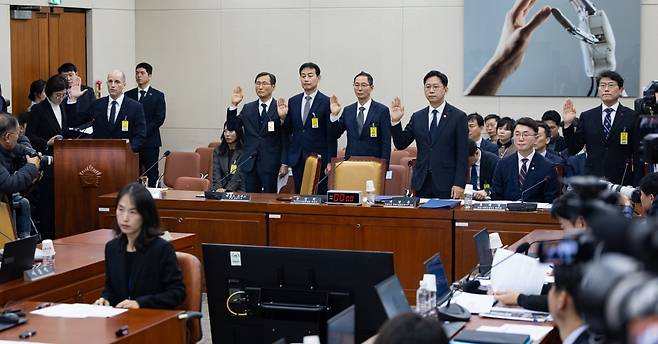 해롤드 로저스 쿠팡 임시 대표와 배경훈 부총리 겸 과학기술정보통신부 장관을 비롯한 증인들이 17일 서울 여의도 국회 과학기술정보방송통신위원회에서 열린 쿠팡 개인정보 유출 사고 관련 청문회에서 증인 선서를 하고 있다. 사진=뉴스1