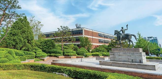 아주대 상징물 선구자상 및 도서관 /아주대 제공
