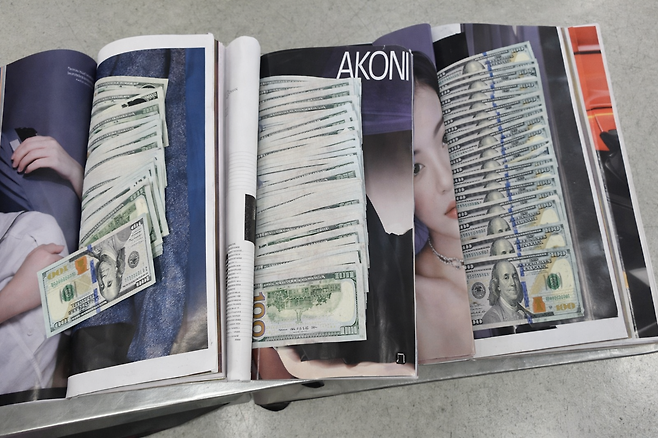 잡지에 달러 뭉치를 숨겨 나가려던 출국객이 인천공항 보안검색에서 적발됐다. 인천국제공항공사 제공