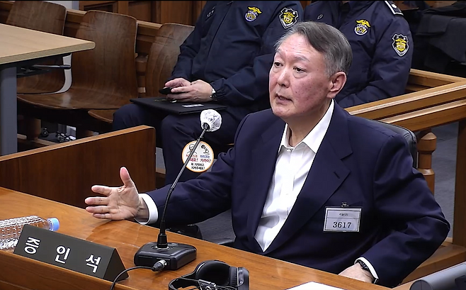 윤석열 전 대통령이 지난달 19일 서울중앙지방법원 형사합의33부(재판장 이진관)에서 열린 한덕수 전 국무총리의 내란 우두머리 방조 혐의 재판에 증인으로 출석해 발언하고 있다. 서울중앙지법 제공