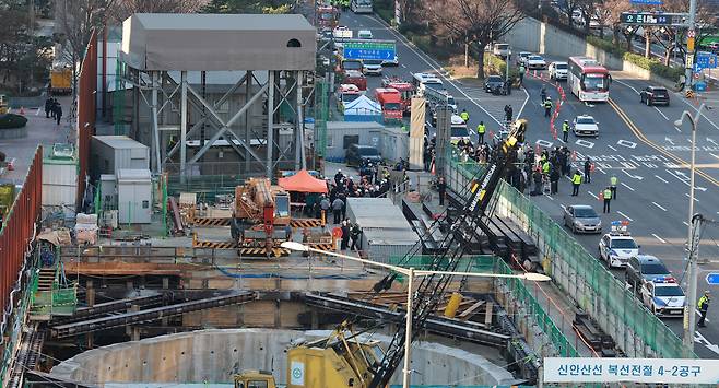 18일 서울 여의도역 신안산선 공사 현장에서 철근이 무너져 노동자 7명이 매몰되는 사고가 발생했다. 연합뉴스