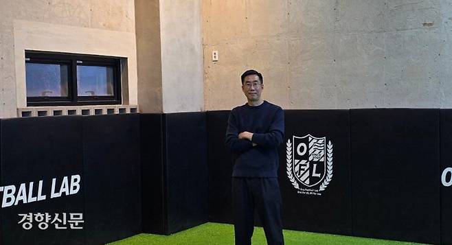 은퇴한 축구 선수들의 롤모델인 김원일이 지난 17일 김포시에 차린 자신의 축구교실에서 새해 포부를 밝히고 있다.  김포 | 황민국 기자