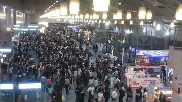 5일 부산 김해공항 국제선 탑승대기장에 출국수속을 마친 수많은 이용객들이 비행기 탑승을 기다리고 있다. 김성효 기자