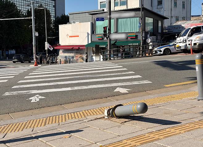 A drunk driver drove onto a sidewalk on Nov. 2, killing a Japanese woman who was walking with her adult daughter. Police are investigating a man on charges related to the incident. The photo shows a bollard bent by the impact between the roadway and sidewalk at the Dongdaemun Station intersection in Jongno District, central Seoul, on Nov. 3. [YONHAP]
