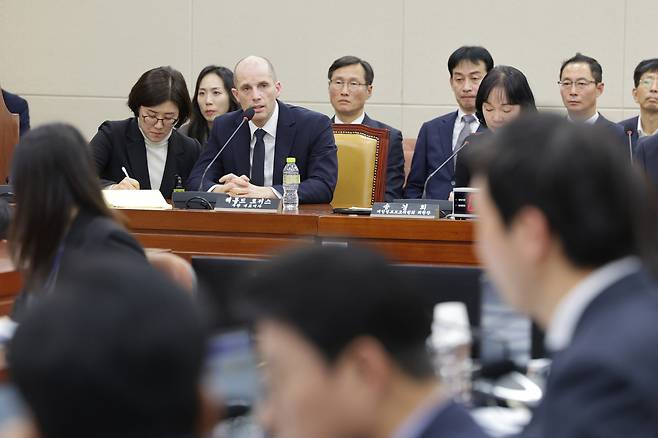 Harold Rogers, interim head of Coupang, answers lawmakers' questions at a parliamentary hearing held by the Science, ICT, Broadcasting and Communications Committee at the National Assembly building in western Seoul on Dec. 17, 2025. [NEWS1]
