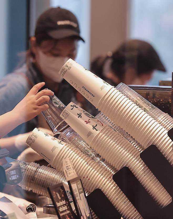 Disposable cups are displayed at a cafe in Seoul on Dec. 18. [NEWS1]