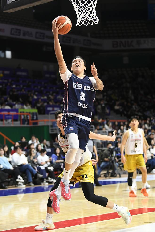 최준용이 14일 부산사직체육관에서 열린 안양 정관장과 2025-2026 LG전자 프로농구 정규리그 경기에서 레이업을 올라놓고 있다. 한국프로농구 제공