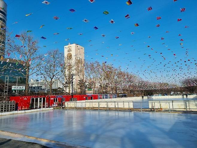 대구 신천 스케이트장은 도심 한복판에서 겨울 레포츠를 즐길 수 있는 대구 대표 명소로 자리 잡았다.     대구시 제공