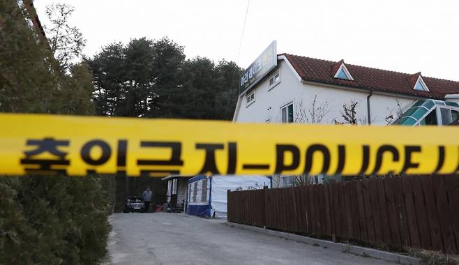 2018년 수능을 마치고 여행을 떠났던 고3 학생들 일산화탄소 중독 사고가 발생한 강원 강릉 펜션에서 경찰이 현장 감식을 진행 중인 모습. 이 사고로 3명이 숨지고 7명이 의식을 잃은 채 병원으로 옮겨져 입원 치료를 받았다./사진=머니투데이DB