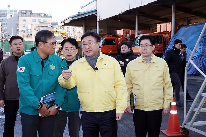 윤호중 행정안전부 장관이 18일 오전 서울시 제설발진기지인 남부도로사업소를 방문하여 제설 대응 체계 및 제설자원 관리실태 등을 점검 하고 있다./사진제공=행안부