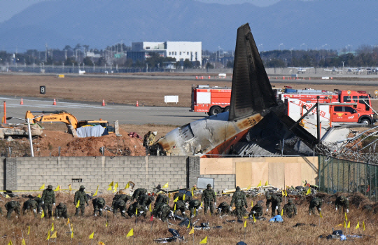 전남 무안국제공항 12·29 제주항공 여객기 참사 현장에서 군 관계자들이 사고 현장을 수색하고 있다. 박윤슬 기자