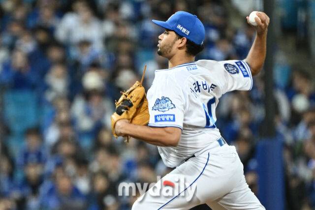 22일 대구 삼성라이온즈파크에서 열린 '2025 신한 SOL BANK KBO 포스트 시즌' 삼성 라이온즈와 한화 이글스 플레이오프(PO) 4차전 경기. 삼성 가라비토가 6회초 교체되 마운드에 올라 힘차게 투구하고 있다./마이데일리