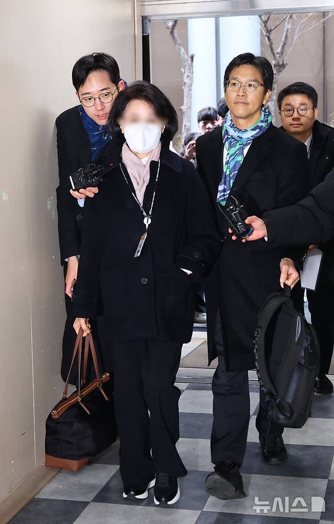 [서울=뉴시스] 박주성 기자 = 한학자 통일교 총재의 전 비서실장인 정원주씨가 18일 오전 서울 서대문구 경찰청 국가수사본부로 조사를 받기 위해 출석하고 있다. 2025.12.18. park7691@newsis.com