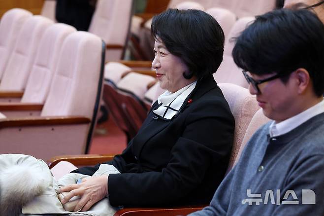 [서울=뉴시스] 조성우 기자 = 추미애 국회 법제사법위원회 위원장이 18일 오후 서울 종로구 헌법재판소 대심판정에서 열린 조지호 경찰청장 탄핵심판 사건 선고기일에 참석해 미소짓고 있다.헌법재판소는 조 청장의 탄핵심판에 대해 재판관 9명 전원일치 의견으로 파면 결정했다. 국회가 탄핵소추안을 가결한 지 371일만의 일이다. 2025.12.18. xconfind@newsis.com