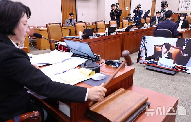 [서울=뉴시스] 김금보 기자 = 국민의힘 의원들이 18일 서울 여의도 국회에서 열린 법제사법위원회 전체회의에서 방송미디어통신위원회의 설치 및 운영에 관한 법률 일부개정법률안(대안)(위원장), 방송법 일부개정법률안(대안)(위원장), 정보통신망 이용촉진 및 정보보호 등에 관한 법률 일부개정법률안(대안)(위원장) 의결에 반대하며 회의장에서 퇴장해 의석이 비어있다. 2025.12.18. kgb@newsis.com
