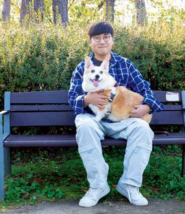 날씨 좋은 날, 공원에서 한상훈 씨가 통통이와 사이좋게 앉아 있다.