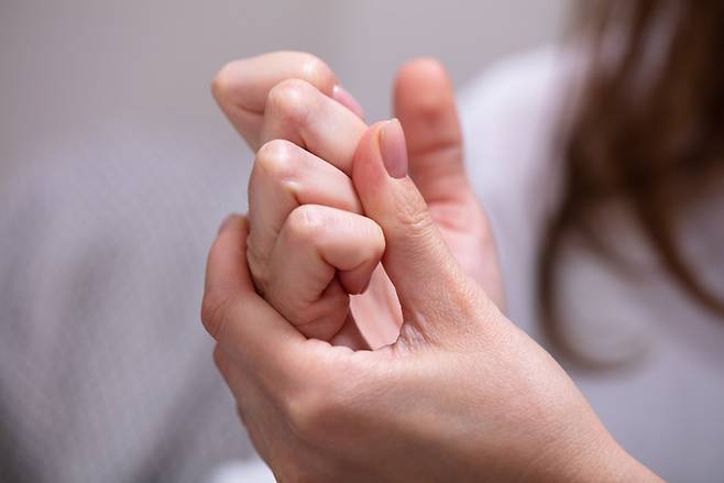 겨울철 손발이 유난히 차가워지는 사람들이 많지만, 단순 냉증을 넘어 손발 색 변화와 통증이 동반된다면 레이노증후군을 의심해볼 수 있다. 클립아트코리아